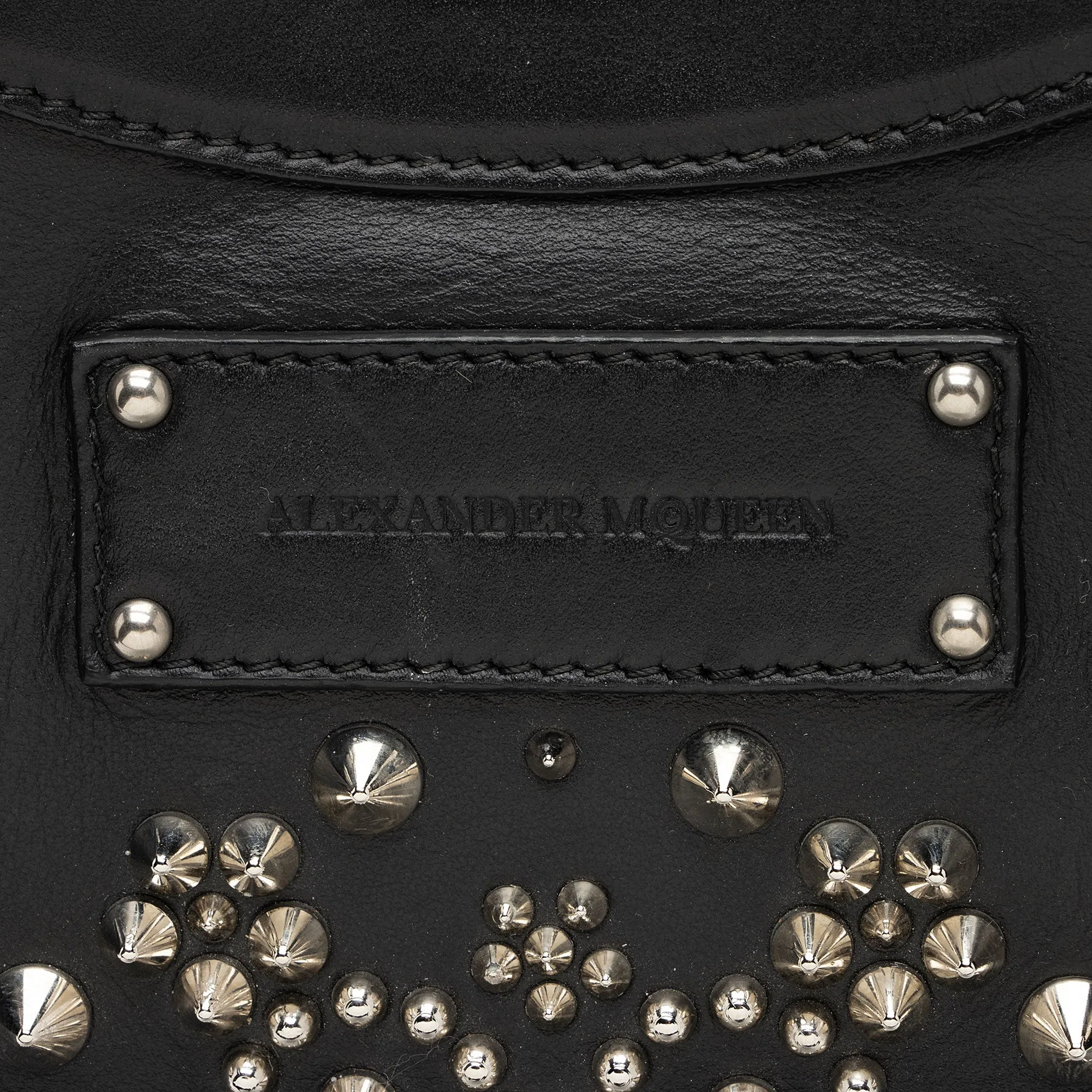 Alexander McQueen Calfskin Embellished De Manta Clutch (SHF-5HOO7H)