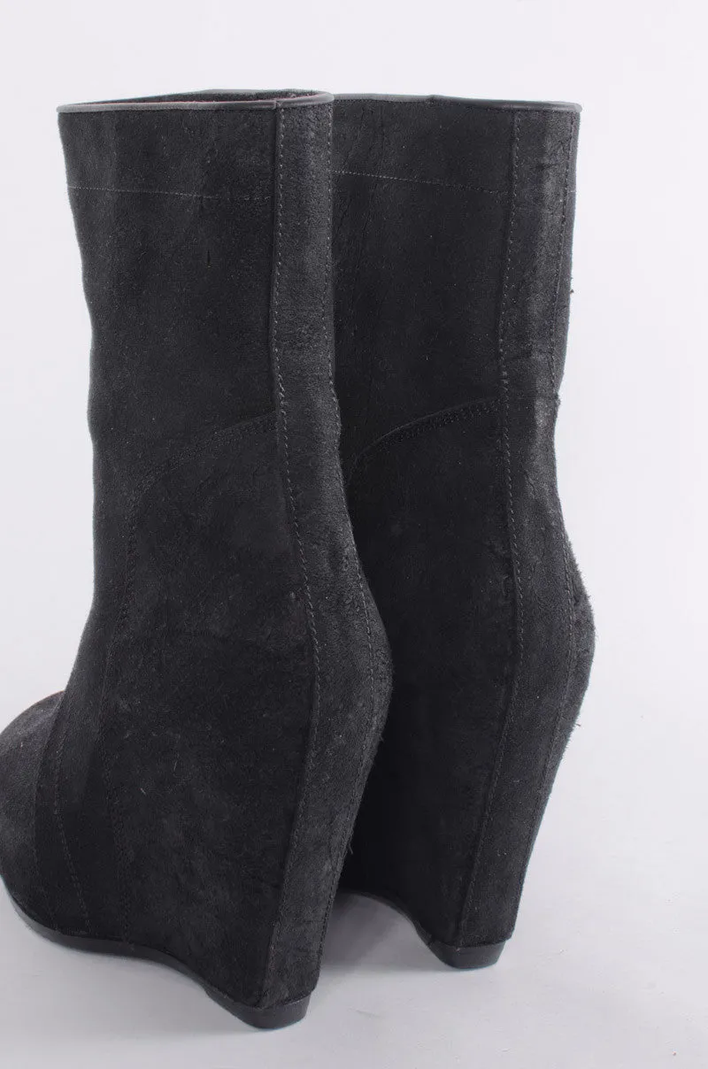 CLASSIC WEDGE BOOTIES