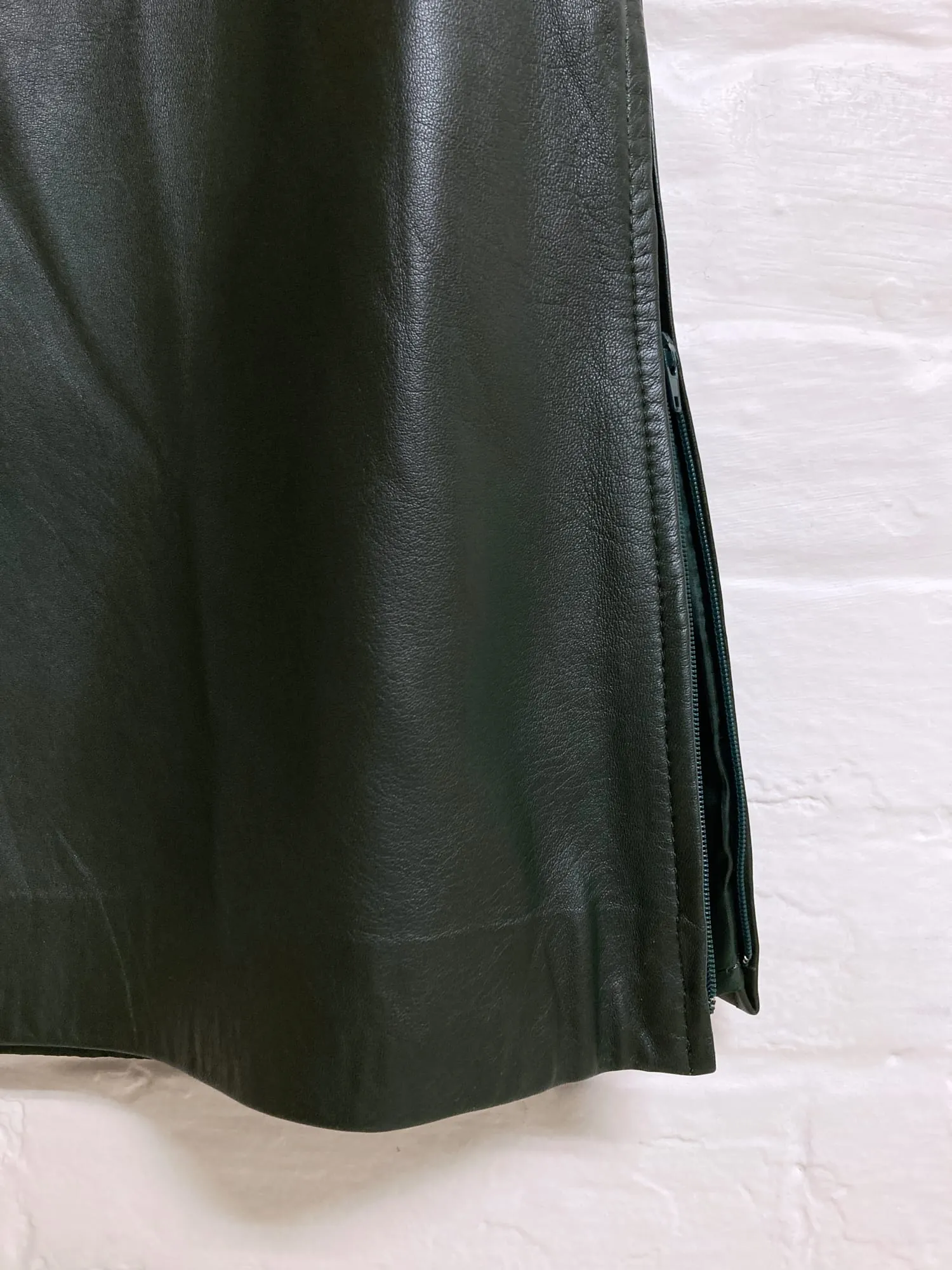 Gianfranco Ferre Studio dark green leather side zip skirt - IT size 28